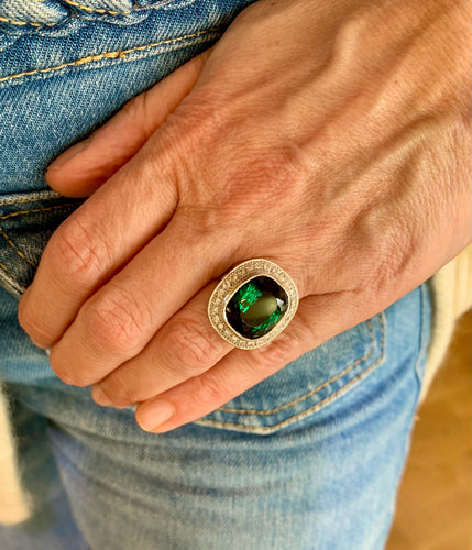 Bague 56 Bague en or gris 18 carats, tourmaline verte de 8,50 ct et diamants 58 Facettes B405