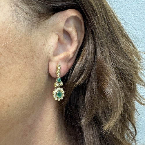 Boucles d'oreilles Boucles d'oreilles pendantes fleur en or jaune 18 ct, émeraudes et diamants 58 Facettes 37119
