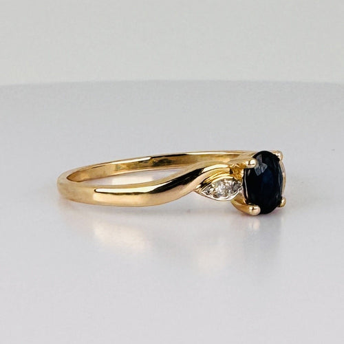 Bague 56 Bague en or jaune 14 carats, saphir bleu ovale et diamants 58 Facettes 2609001