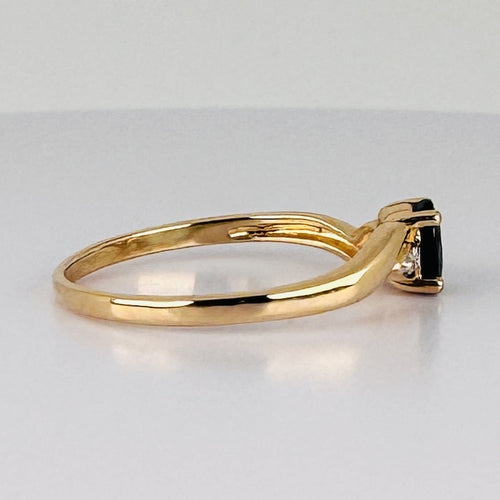Bague 56 Bague en or jaune 14 carats, saphir bleu ovale et diamants 58 Facettes 2609001