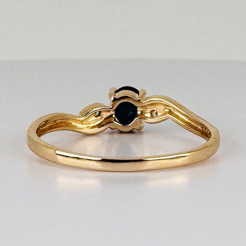 Bague 56 Bague en or jaune 14 carats, saphir bleu ovale et diamants 58 Facettes 2609001
