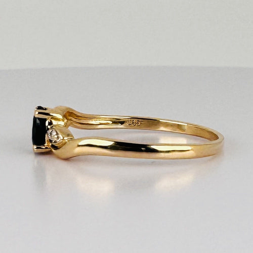 Bague 56 Bague en or jaune 14 carats, saphir bleu ovale et diamants 58 Facettes 2609001