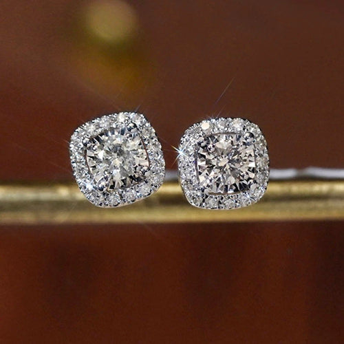 Boucles d'oreilles Embrace - Puces halo en or blanc 18k, diamants taille coussin, 0,50 ct 58 Facettes GER1353WG_20261009