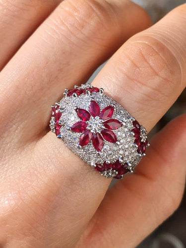Bague 53 Bague dôme florale en or blanc 18k, rubis et diamants 58 Facettes 305