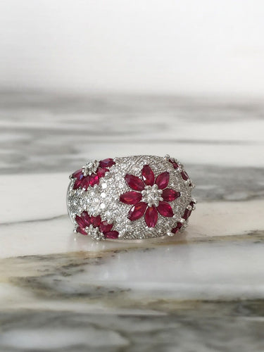 Bague 53 Bague dôme florale en or blanc 18k, rubis et diamants 58 Facettes 305