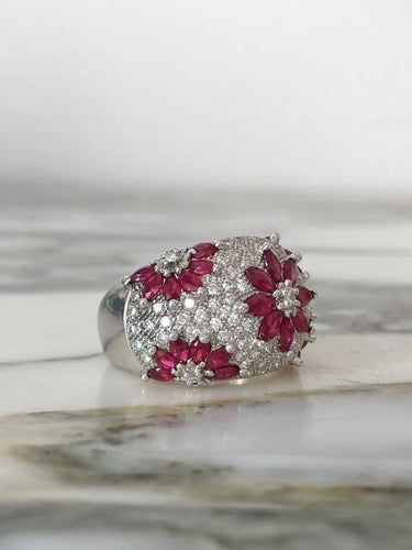 Bague 53 Bague dôme florale en or blanc 18k, rubis et diamants 58 Facettes 305