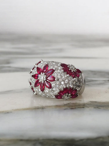 Bague 53 Bague dôme florale en or blanc 18k, rubis et diamants 58 Facettes 305