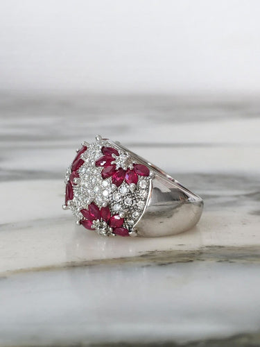 Bague 53 Bague dôme florale en or blanc 18k, rubis et diamants 58 Facettes 305