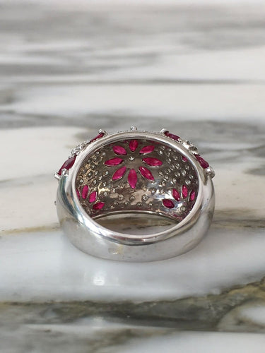 Bague 53 Bague dôme florale en or blanc 18k, rubis et diamants 58 Facettes 305