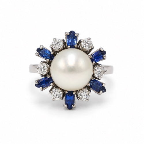 Bague 48 Carl Bucherer - Bague marguerite en or blanc 750‰, perle, diamants et saphirs 58 Facettes 260263R