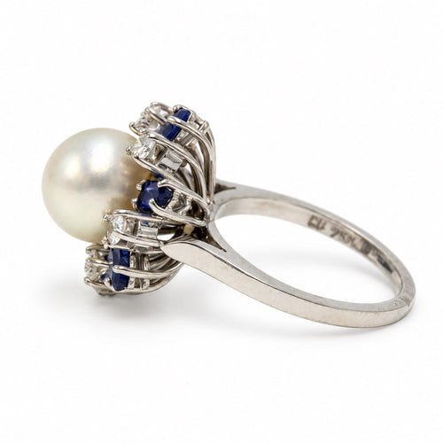 Bague 48 Carl Bucherer - Bague marguerite en or blanc 750‰, perle, diamants et saphirs 58 Facettes 260263R