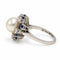 Bague 48 Carl Bucherer - Bague marguerite en or blanc 750‰, perle, diamants et saphirs 58 Facettes 260263R