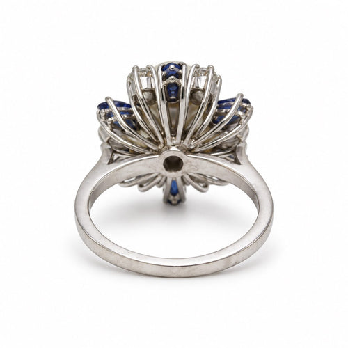 Bague 48 Carl Bucherer - Bague marguerite en or blanc 750‰, perle, diamants et saphirs 58 Facettes 260263R