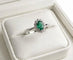 Bague 54 Bague en or blanc 18k avec émeraude et diamants 58 Facettes AN-001