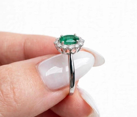 Bague 54 Bague en or blanc 18k avec émeraude et diamants 58 Facettes AN-001