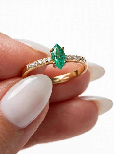 Bague 54 Collection Navette - Bague en or jaune 18 kt, émeraude marquise et pavé de diamants 58 Facettes AN-002
