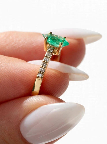 Bague 54 Collection Navette - Bague en or jaune 18 kt, émeraude marquise et pavé de diamants 58 Facettes AN-002
