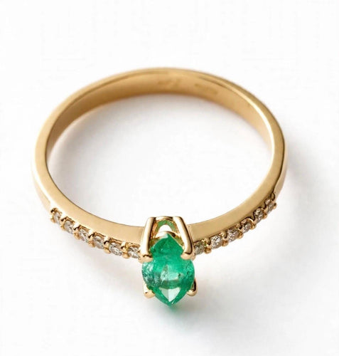 Bague 54 Collection Navette - Bague en or jaune 18 kt, émeraude marquise et pavé de diamants 58 Facettes AN-002