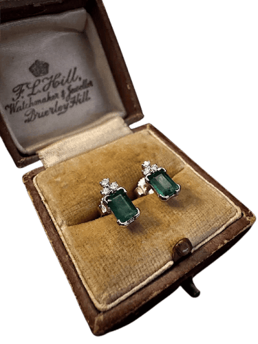 Boucles d'oreilles Boucles d’oreilles à clous en or blanc, émeraudes et diamants 58 Facettes ORE520