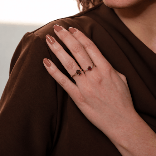 Bague 55 Bague en or jaune 18k, rubis ovale et diamants 58 Facettes 2610001