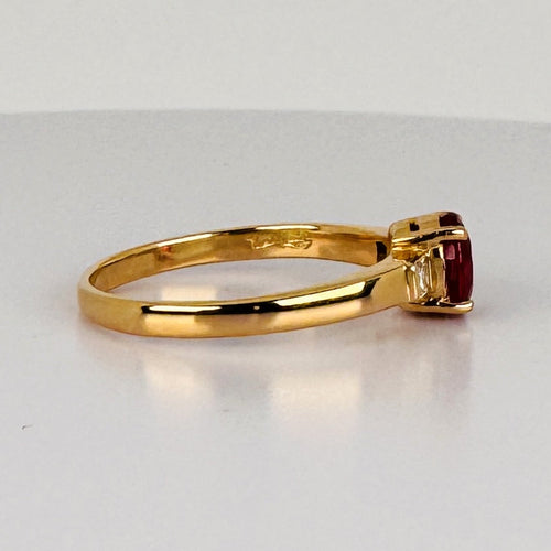 Bague 55 Bague en or jaune 18k, rubis et diamants 58 Facettes