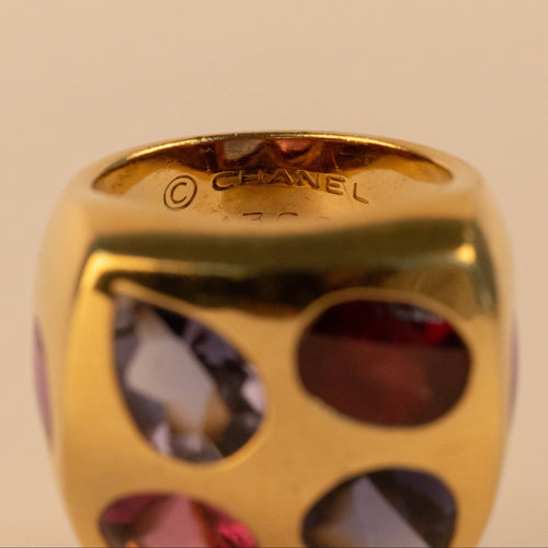 Bague 46 Chanel - Chevalière vintage 1960 en or jaune 750, saphirs, grenats et topazes 58 Facettes