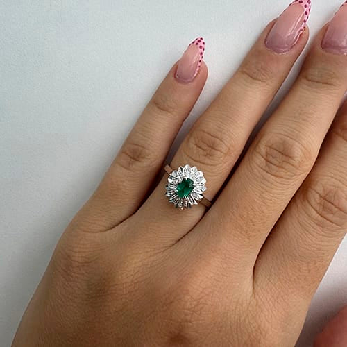 Bague 53 Bague fleur en or blanc 18 kt, émeraude et diamants 58 Facettes 40468