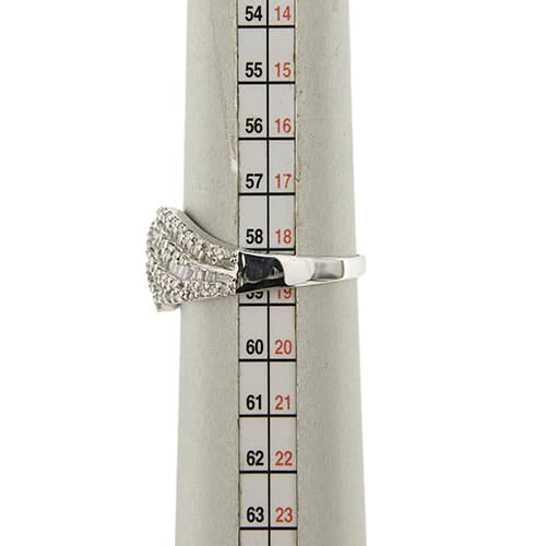 Bague Bague bandeau en or blanc 18 ct pavée de diamants 58 Facettes 40230