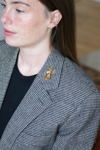 Broche Broche porteuse d’eau asiatique en or jaune, années 1960 58 Facettes