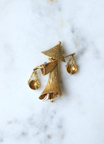 Broche Broche porteuse d’eau asiatique en or jaune, années 1960 58 Facettes