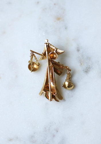 Broche Broche porteuse d’eau asiatique en or jaune, années 1960 58 Facettes