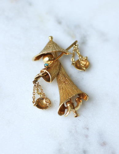 Broche Broche porteuse d’eau asiatique en or jaune, années 1960 58 Facettes