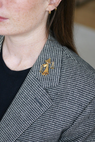 Broche Broche porteuse d’eau asiatique en or jaune, années 1960 58 Facettes