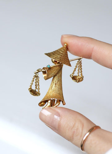 Broche Broche porteuse d’eau asiatique en or jaune, années 1960 58 Facettes