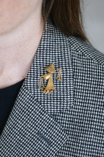 Broche Broche porteuse d’eau asiatique en or jaune, années 1960 58 Facettes