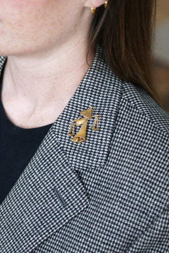 Broche Broche porteuse d’eau asiatique en or jaune, années 1960 58 Facettes