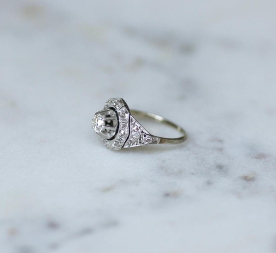 Bague 49 Bague dôme Art déco en or blanc et platine avec diamants 58 Facettes
