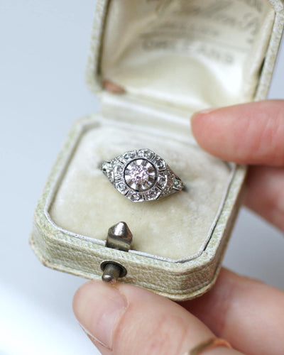 Bague 49 Bague dôme Art déco en or blanc et platine avec diamants 58 Facettes