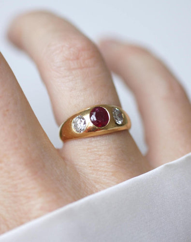 Bague 52 Bague jonc ancienne en or jaune, rubis birman et diamants 58 Facettes
