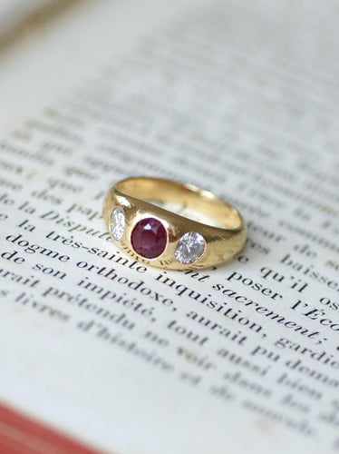 Bague 52 Bague jonc ancienne en or jaune, rubis birman et diamants 58 Facettes