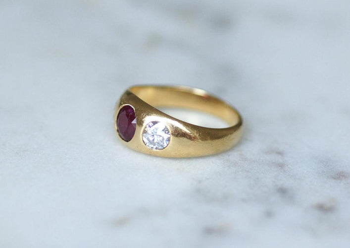 Bague 52 Bague jonc ancienne en or jaune, rubis birman et diamants 58 Facettes