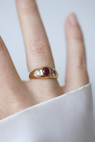 Bague 52 Bague jonc ancienne en or jaune, rubis birman et diamants 58 Facettes