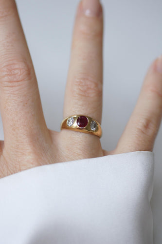 Bague 52 Bague jonc ancienne en or jaune, rubis birman et diamants 58 Facettes