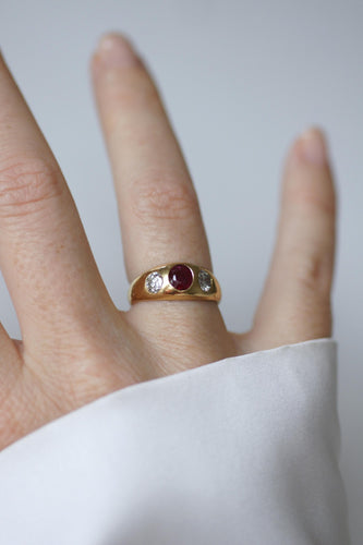Bague 52 Bague jonc ancienne en or jaune, rubis birman et diamants 58 Facettes