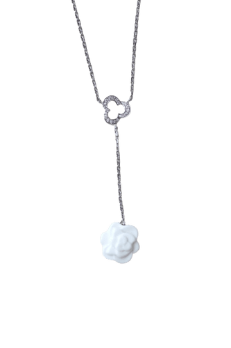 Collier Chanel - Collier Camélia en or blanc, diamants et agate blanche 58 Facettes