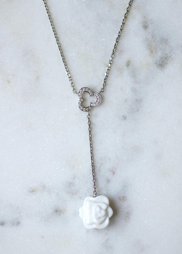 Collier Chanel - Collier Camélia en or blanc, diamants et agate blanche 58 Facettes