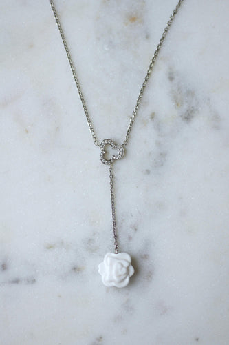 Collier Chanel - Collier Camélia en or blanc, diamants et agate blanche 58 Facettes