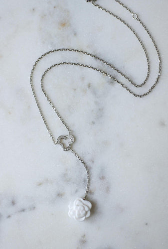 Collier Chanel - Collier Camélia en or blanc, diamants et agate blanche 58 Facettes