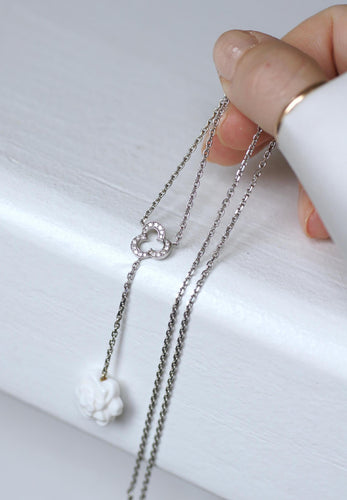 Collier Chanel - Collier Camélia en or blanc, diamants et agate blanche 58 Facettes