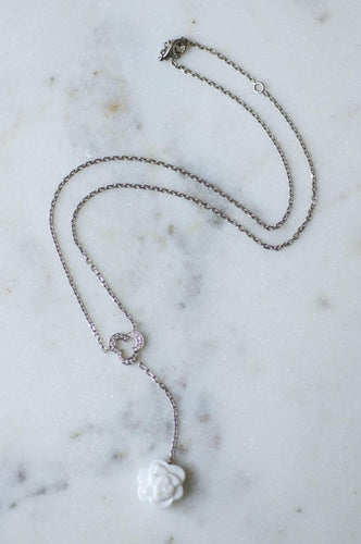 Collier Chanel - Collier Camélia en or blanc, diamants et agate blanche 58 Facettes